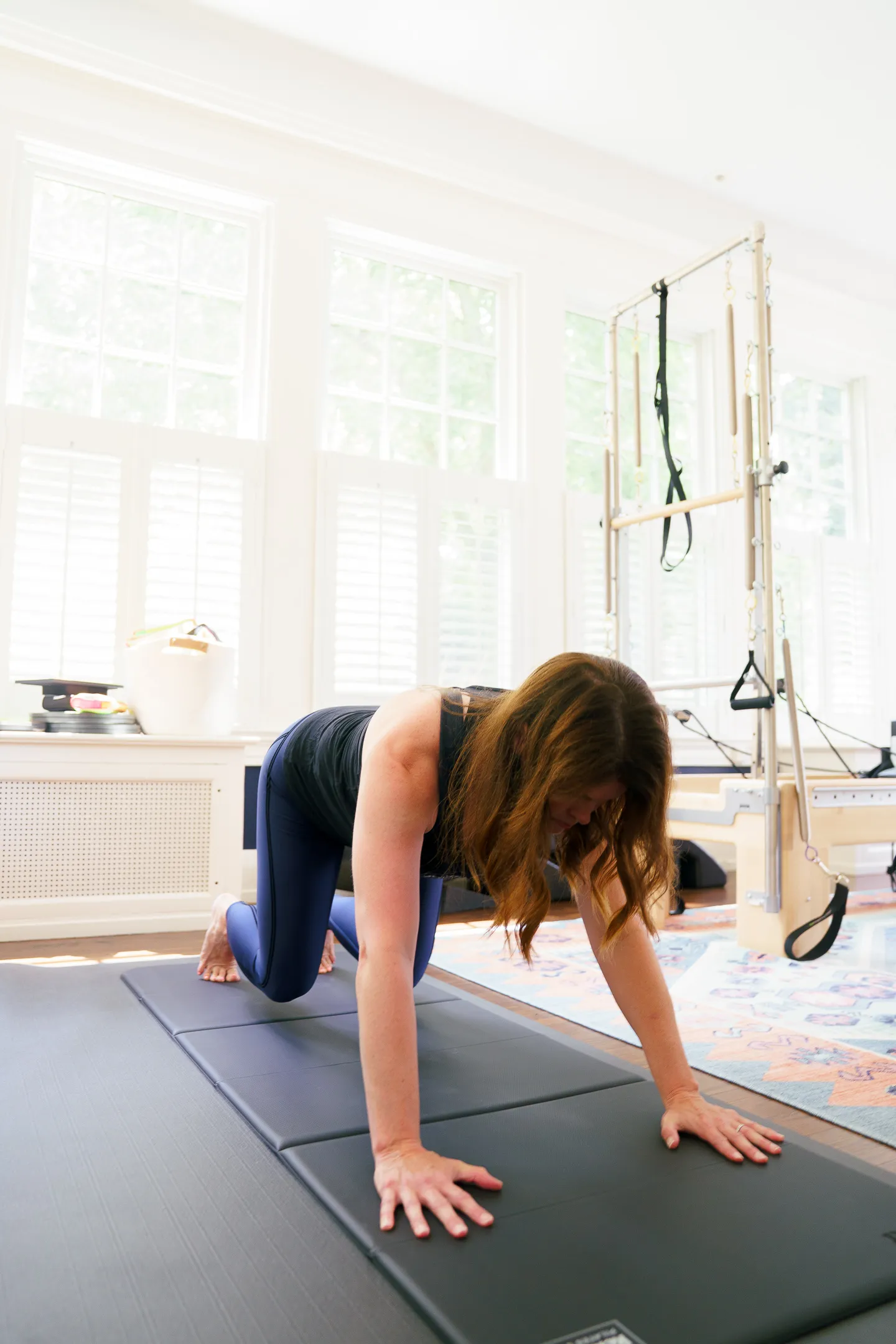 Kneeling plank variation on the mat